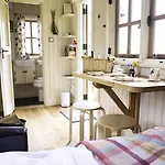 Morndyke Shepherds Huts 3*