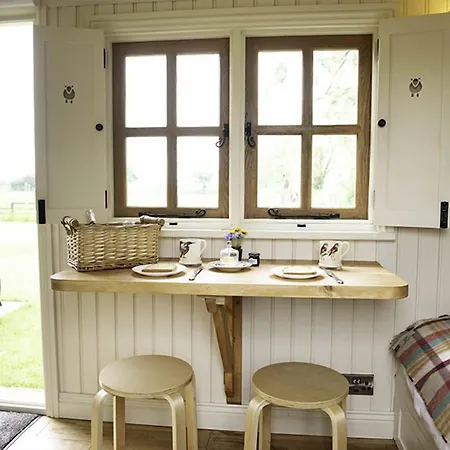 Morndyke Shepherds Huts 3*