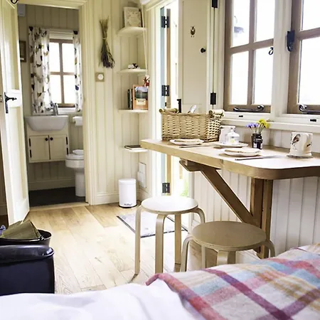 Morndyke Shepherds Huts 3*