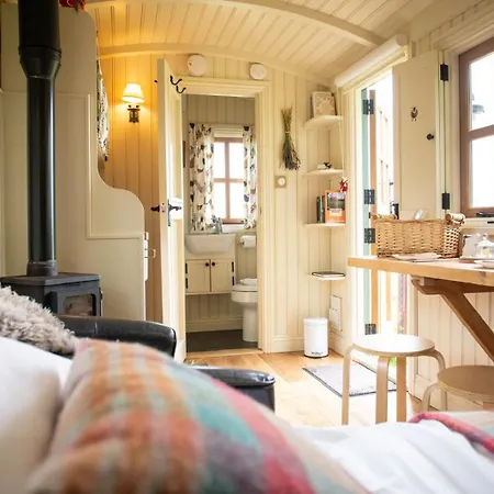 Morndyke Shepherds Huts 3*