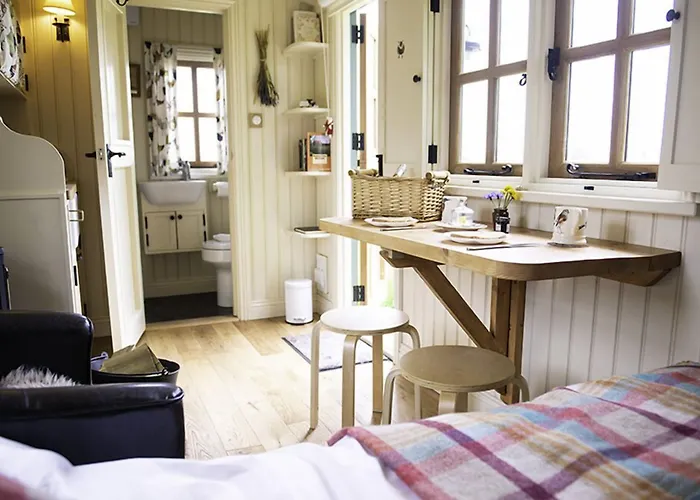 Morndyke Shepherds Huts 3*